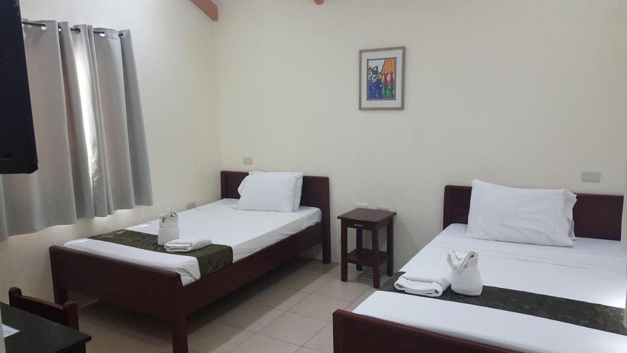 Blue Lagoon Inn & Suites Puerto Princesa Esterno foto