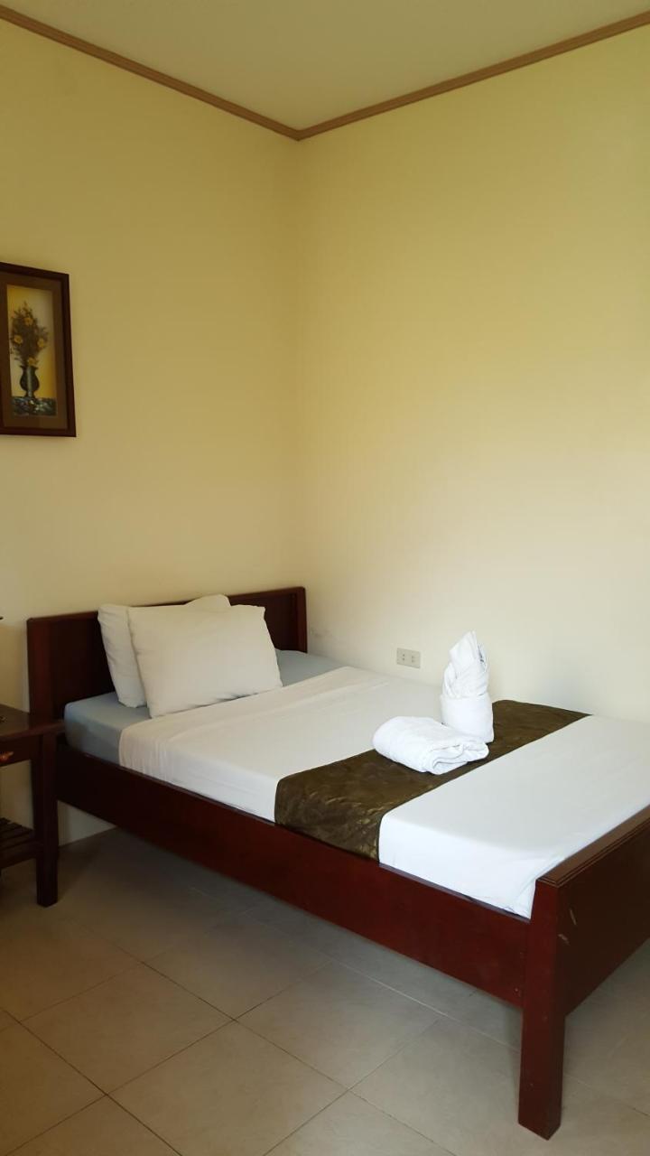 Blue Lagoon Inn & Suites Puerto Princesa Esterno foto