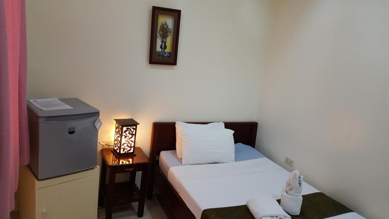 Blue Lagoon Inn & Suites Puerto Princesa Esterno foto